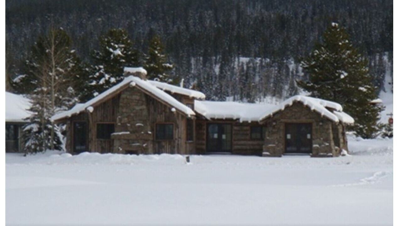 Luxurious Log and Stone Vacation Home on the Golf Course