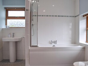 A bathroom with a shower, sink, and bathtub. - 3 bedroom accommodation in Mathry (Mathry)