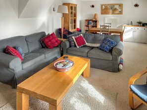TV, fireplace - 3 bedroom accommodation in Mathry (Mathry)