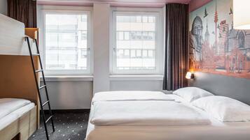 Family Quadruple Room | Desk, laptop workspace, soundproofing, free WiFi