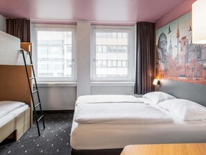 Family Quadruple Room | Desk, laptop workspace, soundproofing, free WiFi - B&B Hotel Nürnberg-Hbf (Nuremberg)