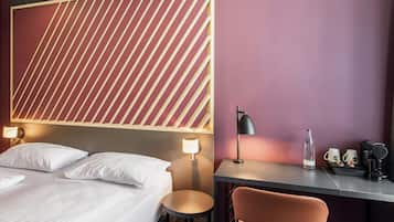 Escritorio y espacio para trabajar con laptop