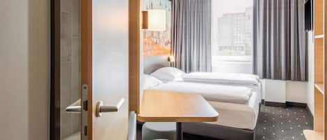 Zweibettzimmer | Schreibtisch, laptopgeeigneter Arbeitsplatz, schallisolierte Zimmer
