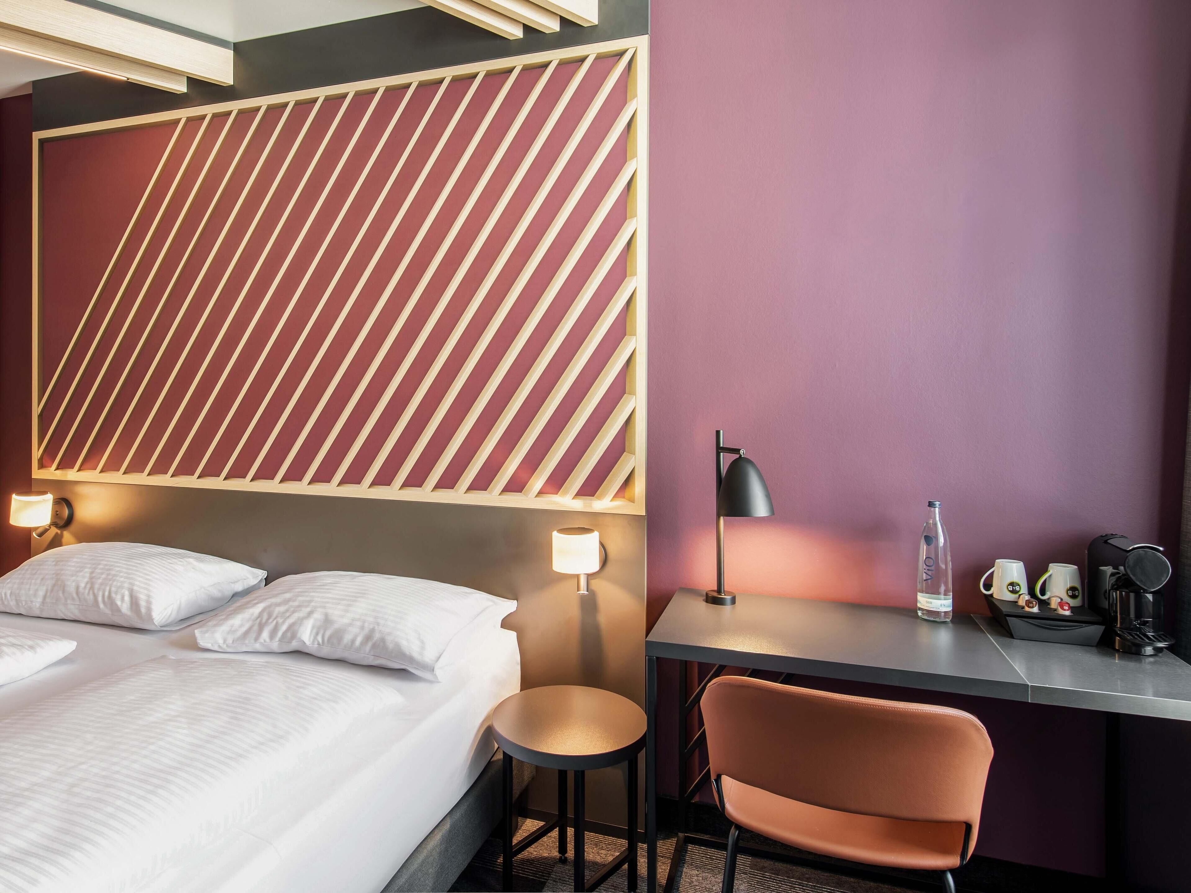 Quarto casal premium | Escrivaninha, espaço de trabalho para notebook, quartos à prova de som