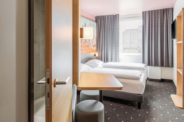 Schreibtisch, laptopgeeigneter Arbeitsplatz, schallisolierte Zimmer