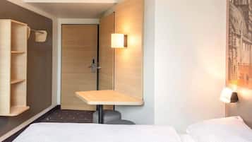 Zweibettzimmer | Schreibtisch, laptopgeeigneter Arbeitsplatz, schallisolierte Zimmer