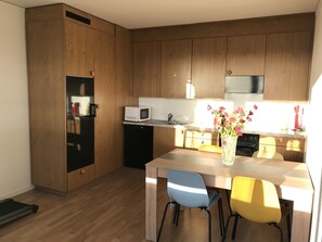 冷蔵庫、電子レンジ、オーブン、コンロ