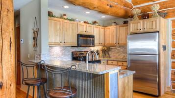 Powder Ridge Cabin | 7 Rose Bud | Private kitchen | Fridge, microwave, stovetop, dishwasher