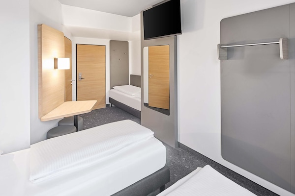 Schreibtisch, laptopgeeigneter Arbeitsplatz, schallisolierte Zimmer