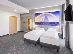 Desk, laptop workspace, soundproofing, free WiFi - B&B Hotel Köln-Messe (Cologne)