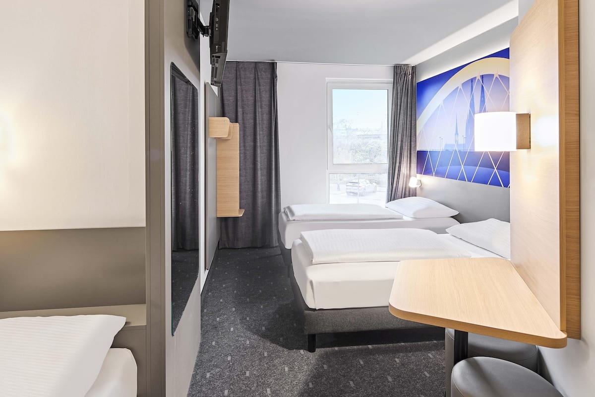 Triple Room | Desk, laptop workspace, soundproofing, free WiFi