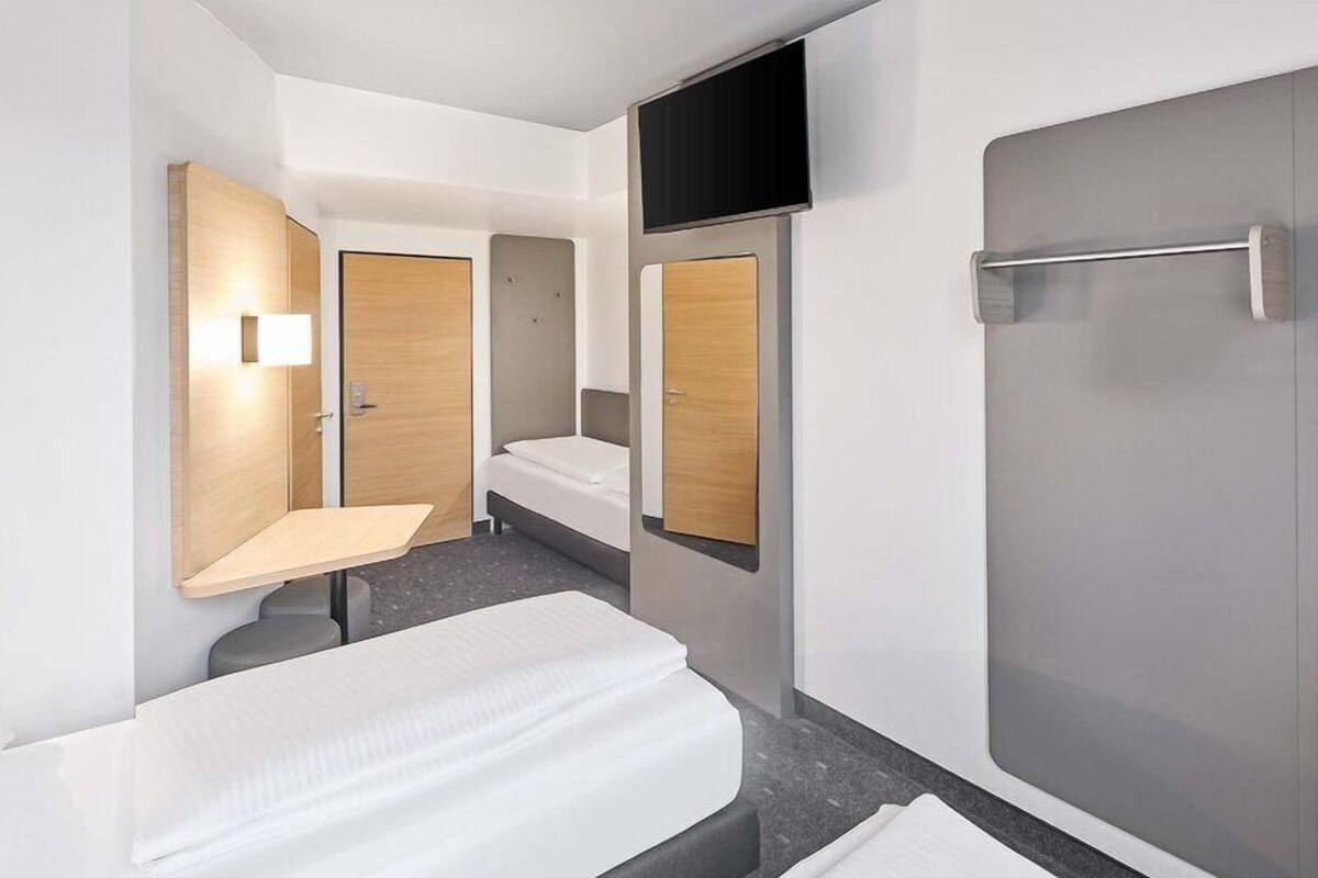 Triple Room | Meja, ruang kerja komputer riba, kalis bunyi, Wi-fi percuma