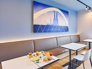 Schreibtisch, laptopgeeigneter Arbeitsplatz, schallisolierte Zimmer