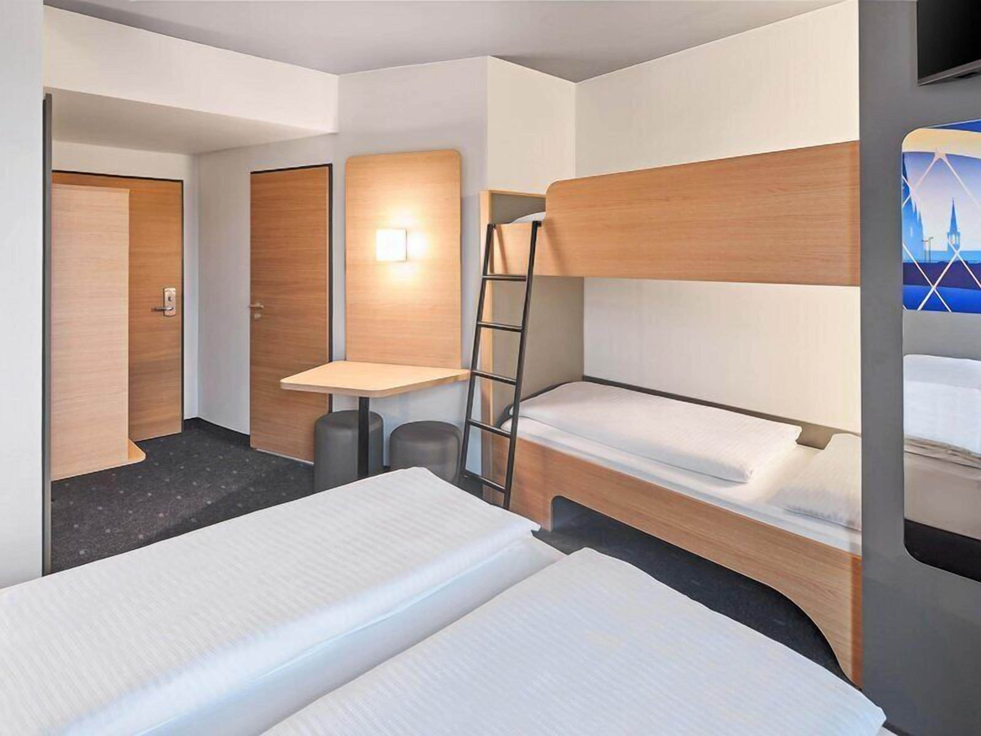 Family Quadruple Room | Desk, laptop workspace, soundproofing, WiFi (free)