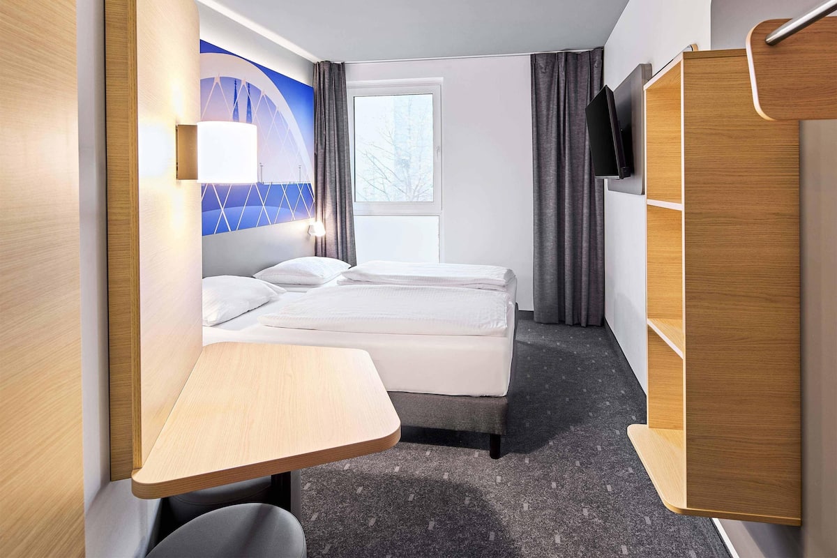 Zweibettzimmer | Schreibtisch, laptopgeeigneter Arbeitsplatz, schallisolierte Zimmer