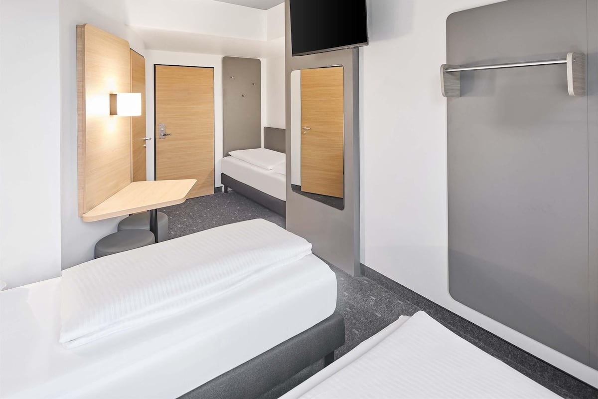 Dreibettzimmer | Schreibtisch, laptopgeeigneter Arbeitsplatz, schallisolierte Zimmer