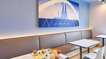 Escritorio, espacio para trabajar con laptop y insonorización