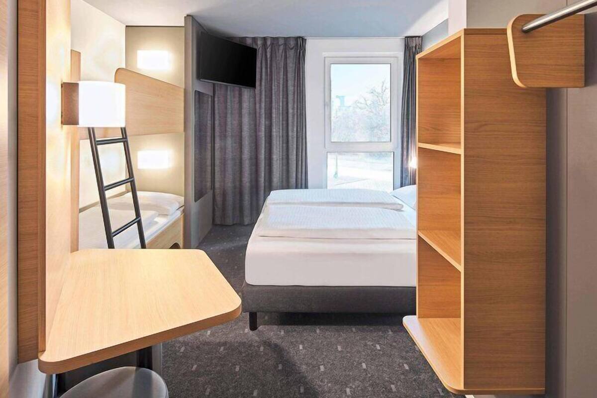 Family Quadruple Room | Meja, ruang kerja komputer riba, kalis bunyi, Wi-fi percuma