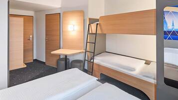 Ein Hotelzimmer mit zwei Betten, einem kleinen Tisch, einem Stuhl und einer Leiter.
