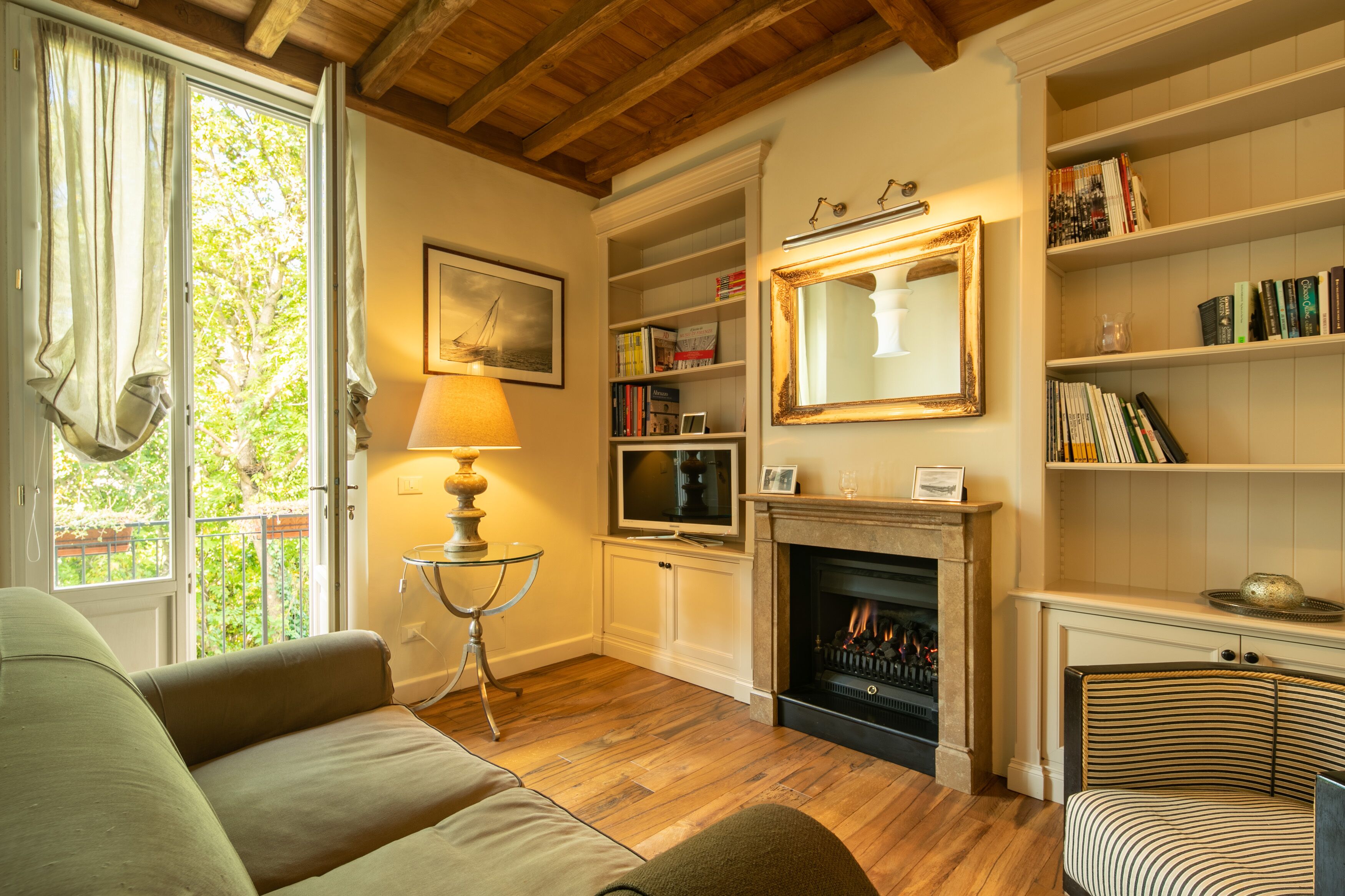 Deluxe Apartment | Living room | 32-inch flat-screen TV with satellite channels, TV