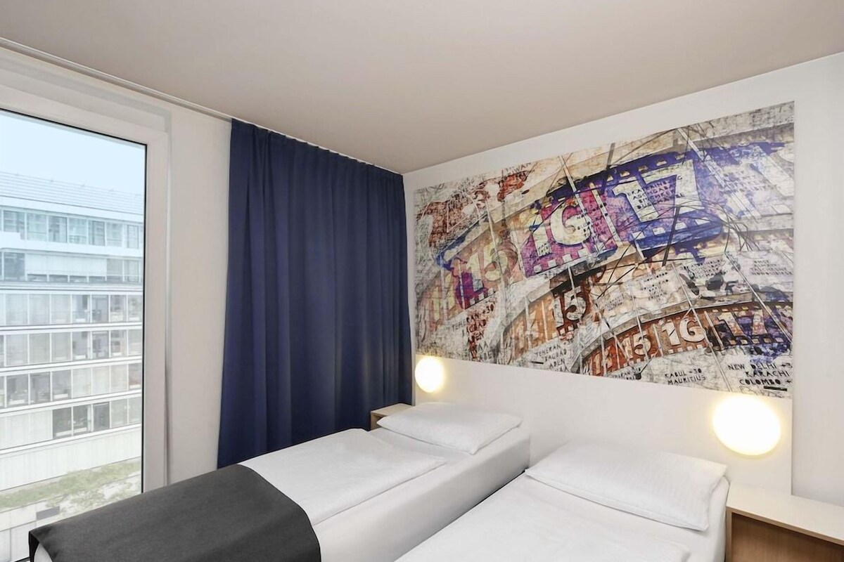 Desk, soundproofing, WiFi (free), bed sheets