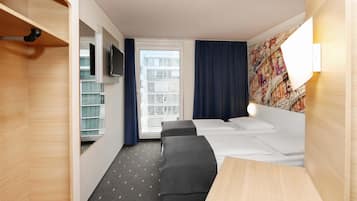 Een bureau, geluiddichte muren, gratis wifi, beddengoed