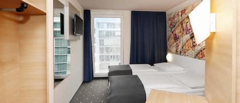 Desk, soundproofing, free WiFi, bed sheets