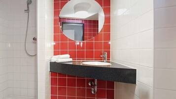 Douche, sèche-cheveux, serviettes fournies