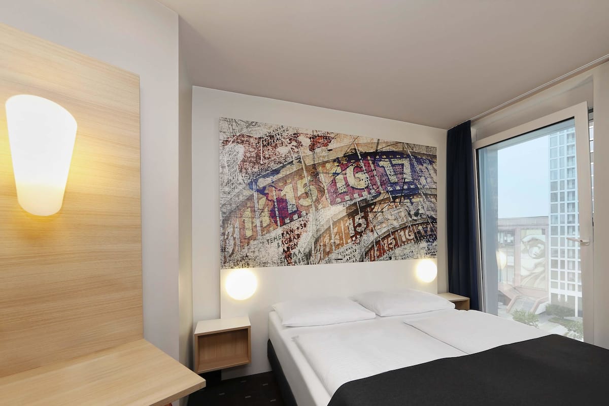 Desk, soundproofing, free WiFi, bed sheets