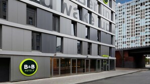 A modern B&B hotel with a reception area and large windows. - B&B Hotel Berlin-Alexanderplatz (Berlin)