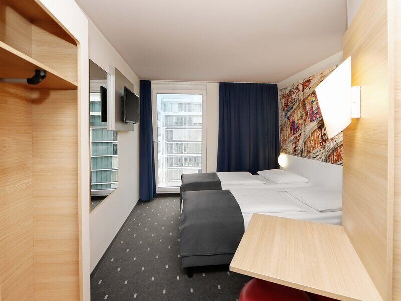 Desk, soundproofing, WiFi (free), bed sheets