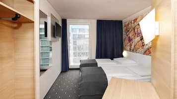 Desk, soundproofing, WiFi (free), bed sheets