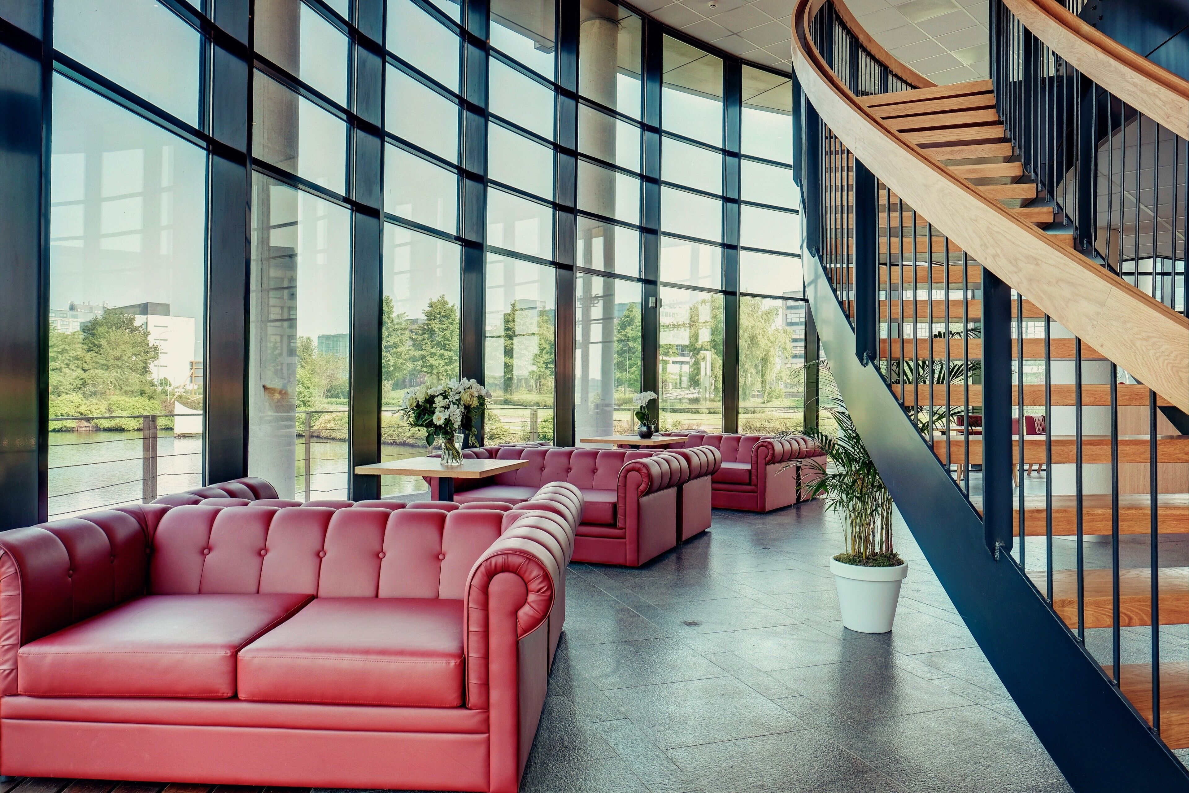 serves lunch and dinner