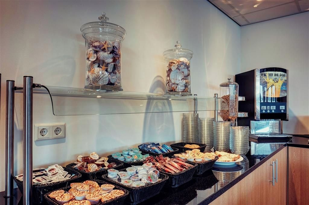 Un área de bufé con diversas opciones de comida y una máquina de café.