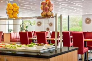 Café da manhã com buffet diário (EUR 18 por pessoa) 