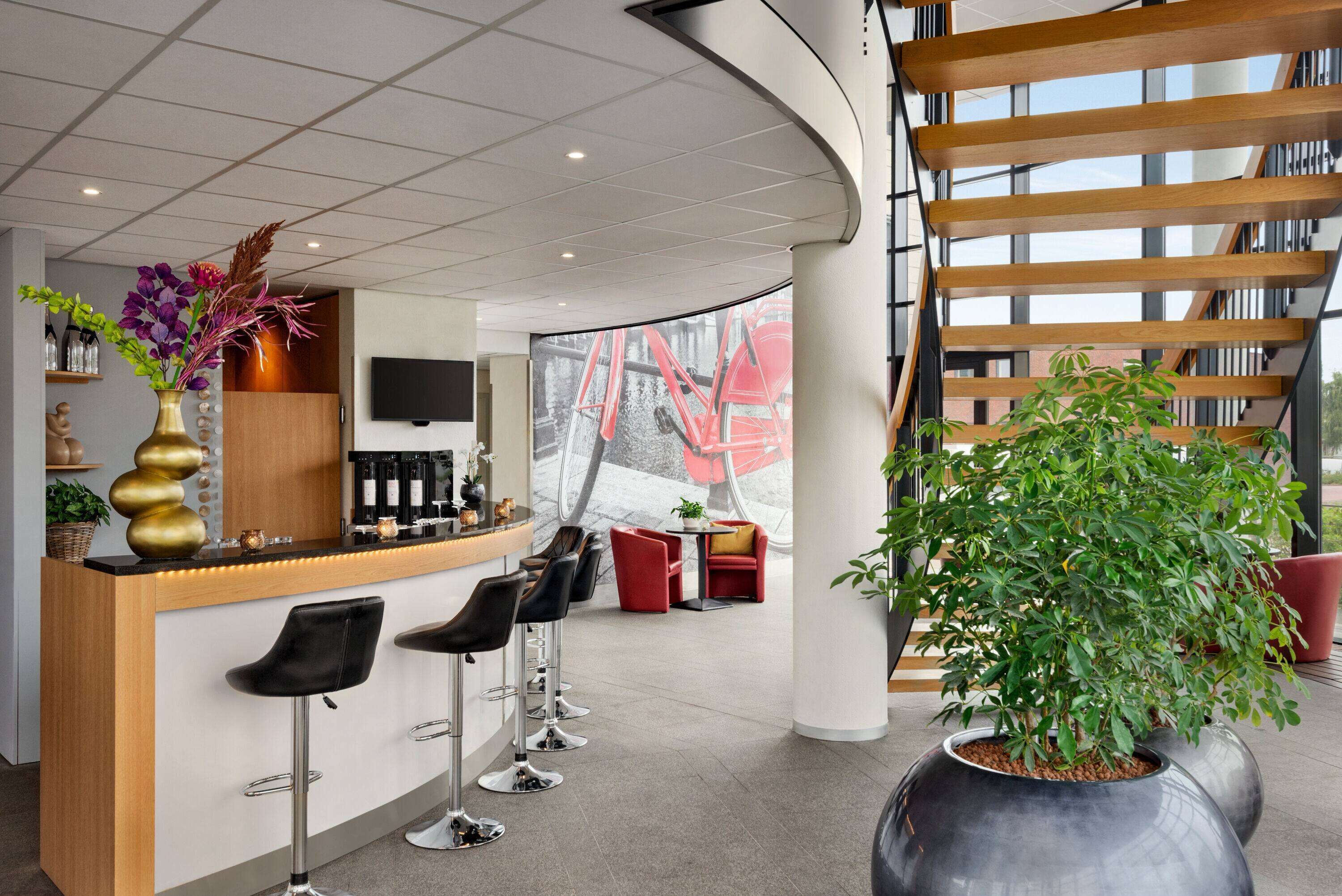 serves lunch and dinner