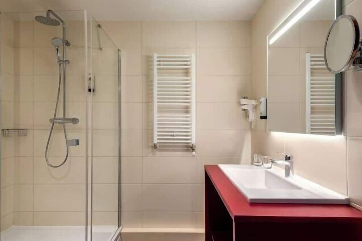 Douche, douche à « effet pluie », sèche-cheveux, serviettes fournies
