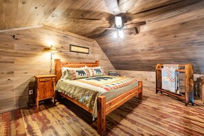1 bedroom, bed sheets - Rustic Remote Romantic Log Cabin Getaway with Hot tub!<br>4 wheel drive recommended (Talking Rock)