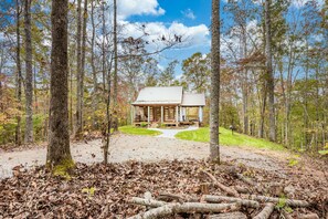 Exterior - Rustic Remote Romantic Log Cabin Getaway with Hot tub!<br>4 wheel drive recommended (Talking Rock)