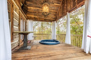 Outdoor spa tub - Rustic Remote Romantic Log Cabin Getaway with Hot tub!<br>4 wheel drive recommended (Talking Rock)