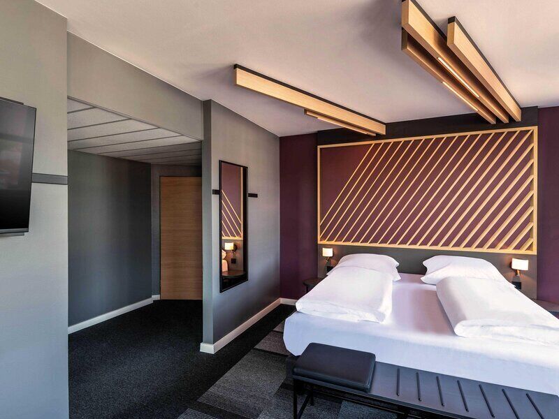 Escritorio, wifi gratis y ropa de cama 