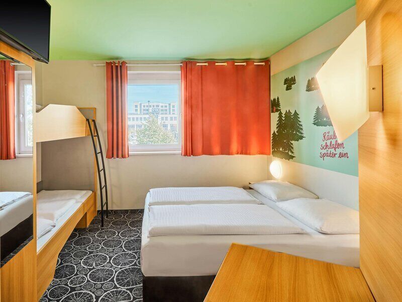 Vierbettzimmer | Schreibtisch, kostenloses WLAN, Bettwäsche