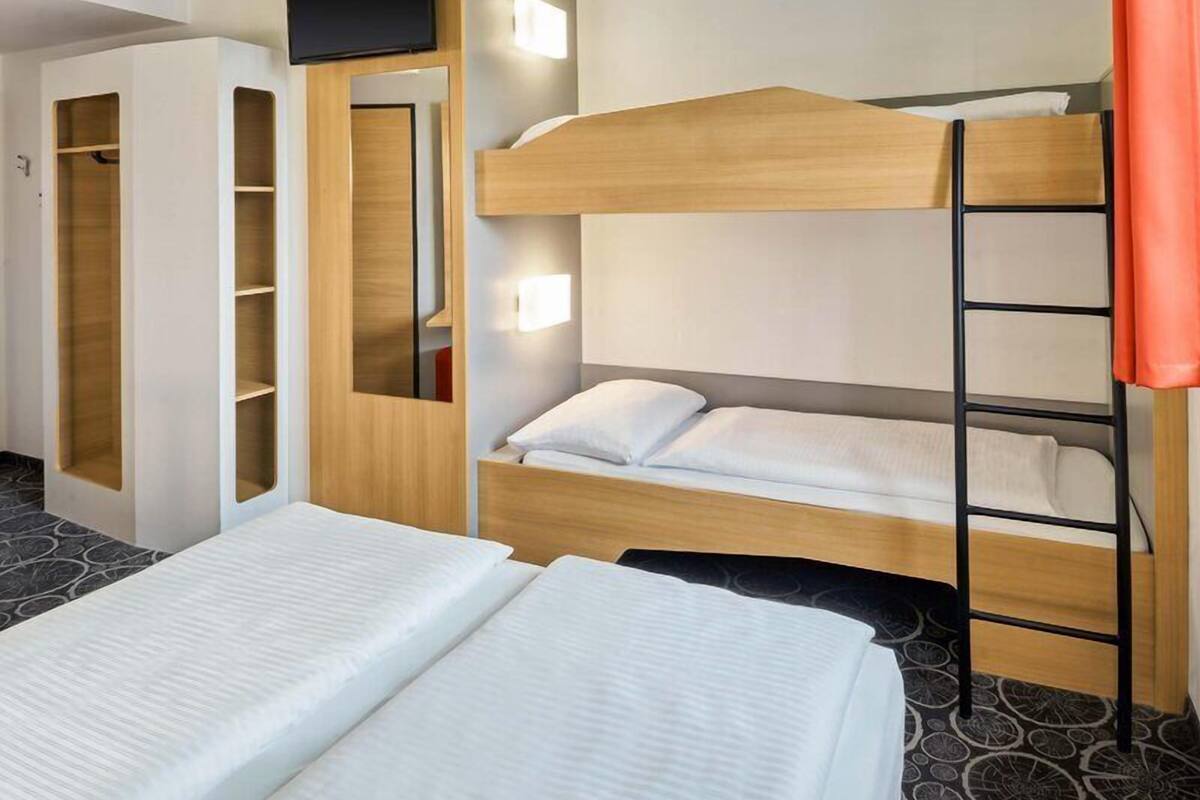 Quadruple Room | Desk, WiFi (free), bed sheets