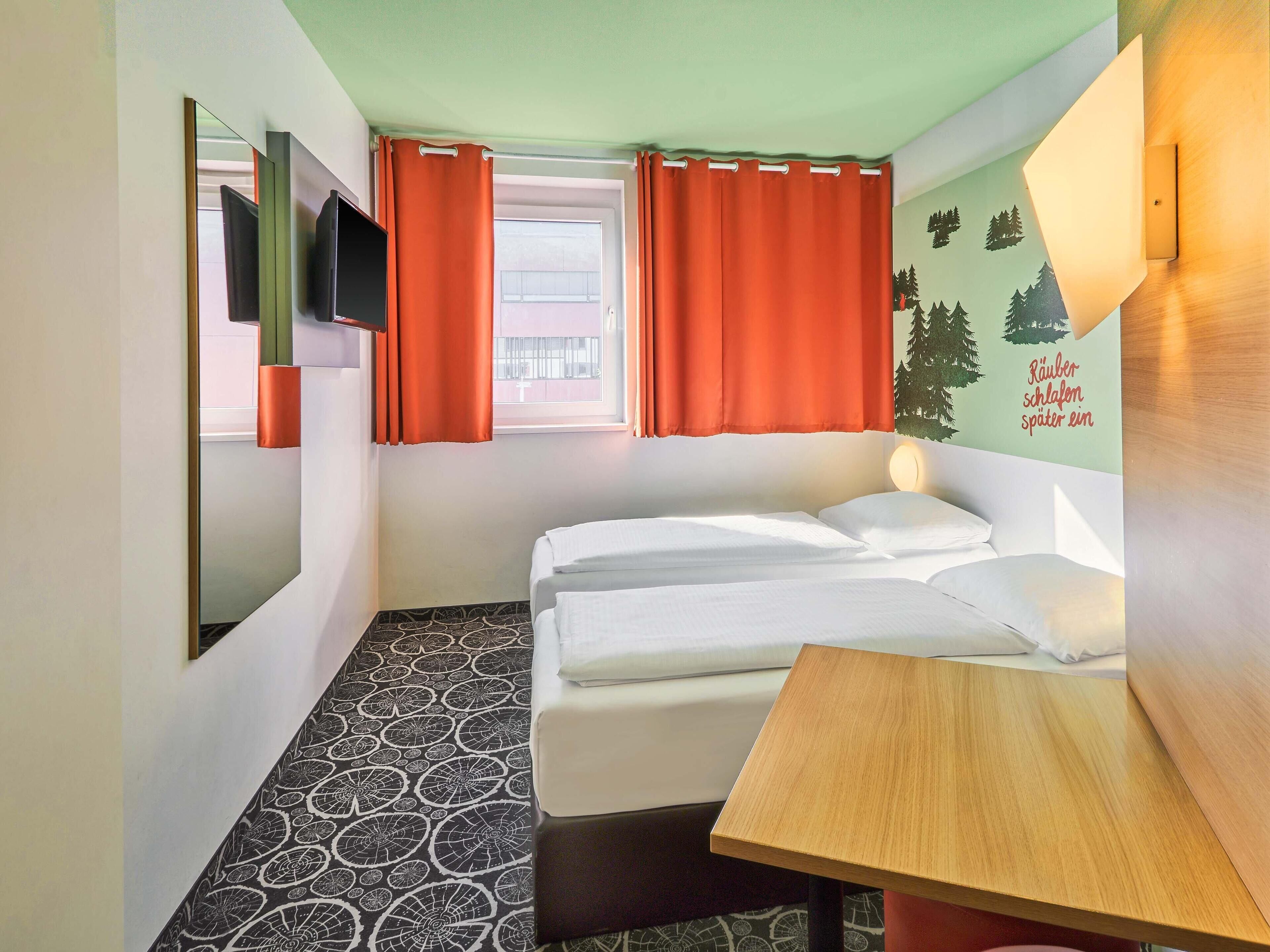 Twin Room | Desk, free WiFi, bed sheets