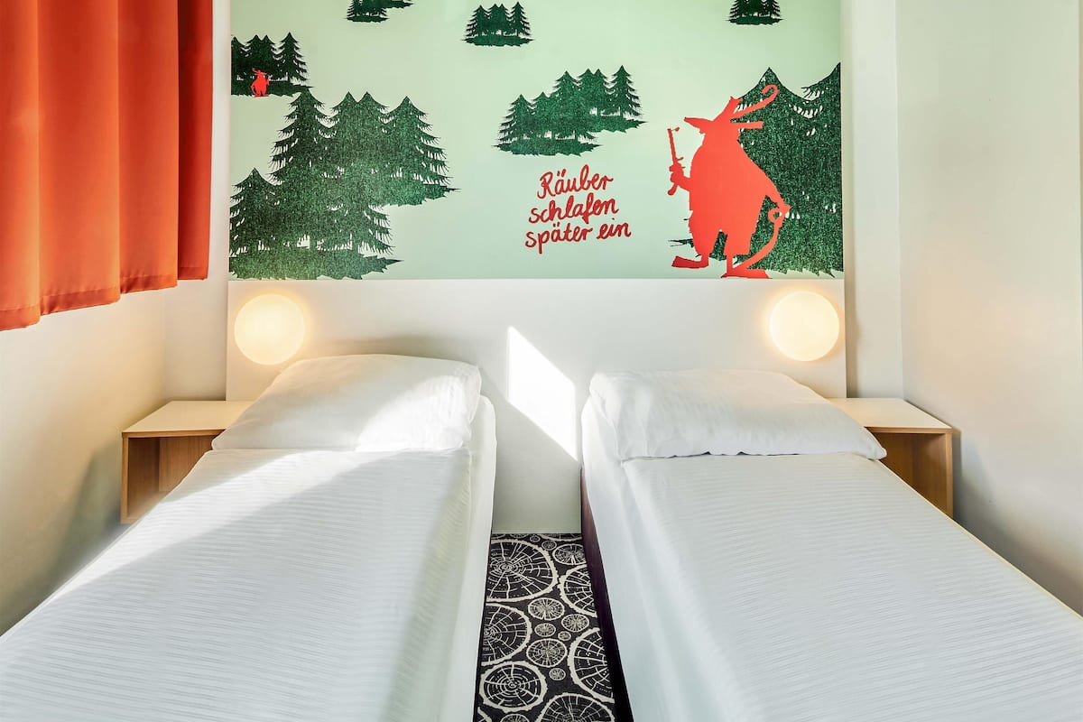 twin room | desk, free wifi, bed sheets