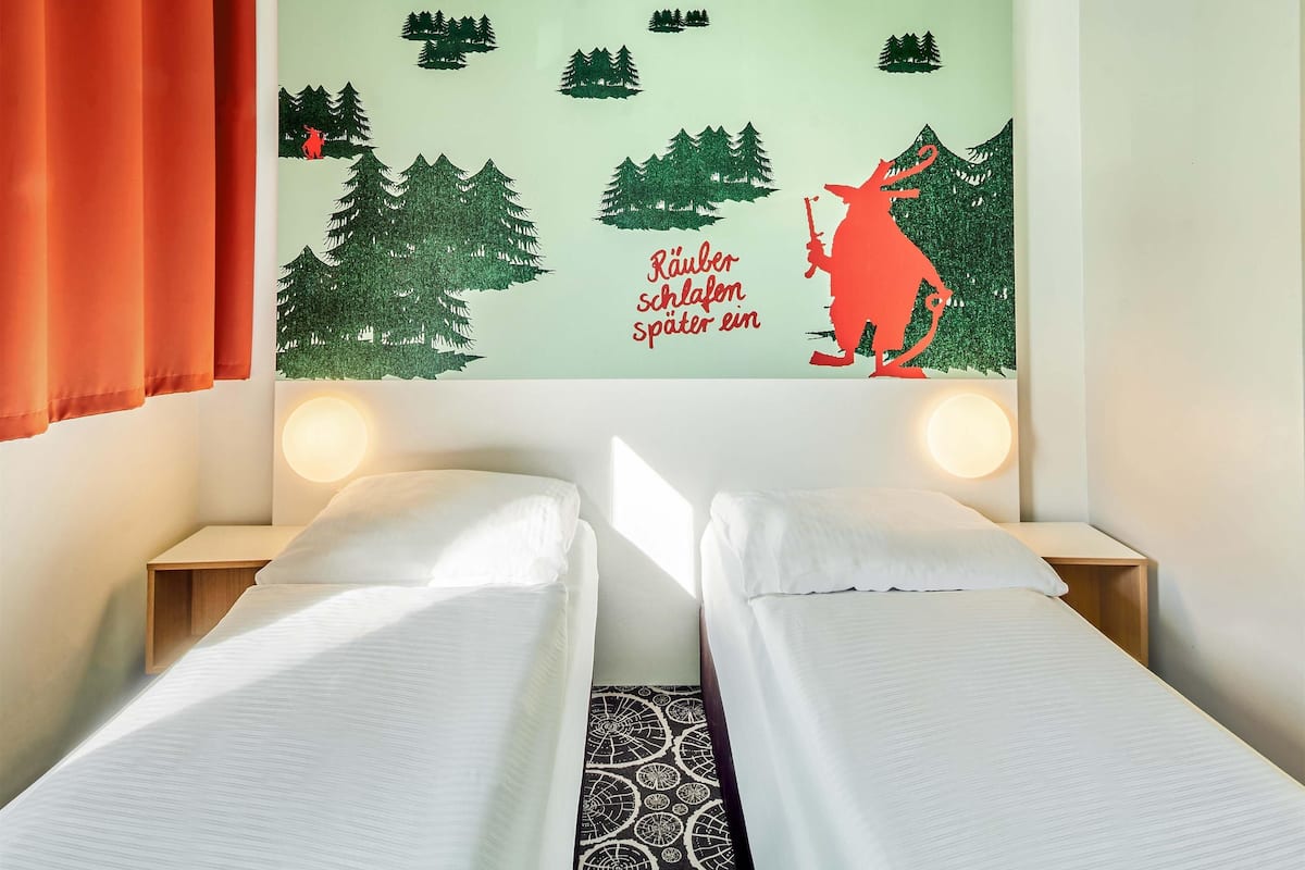 Twin Room | Desk, free WiFi, bed sheets