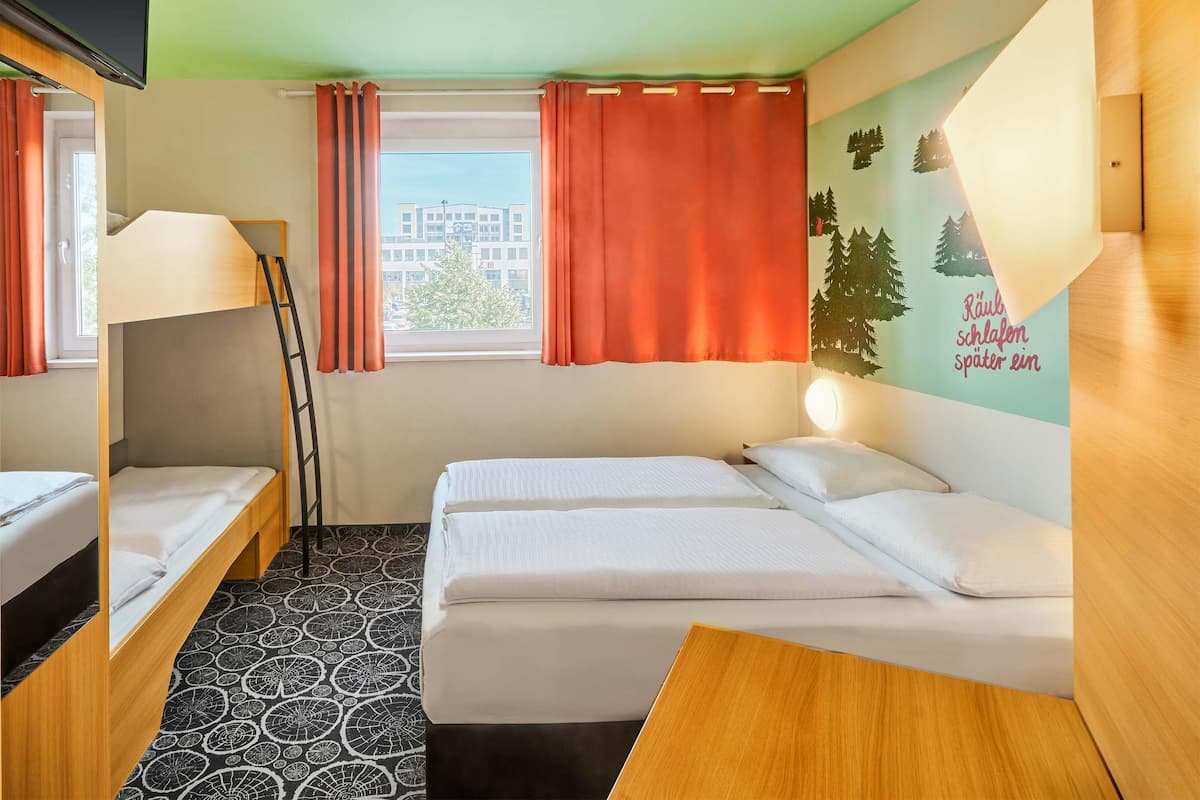 Habitación cuádruple | Escritorio, wifi gratis y ropa de cama