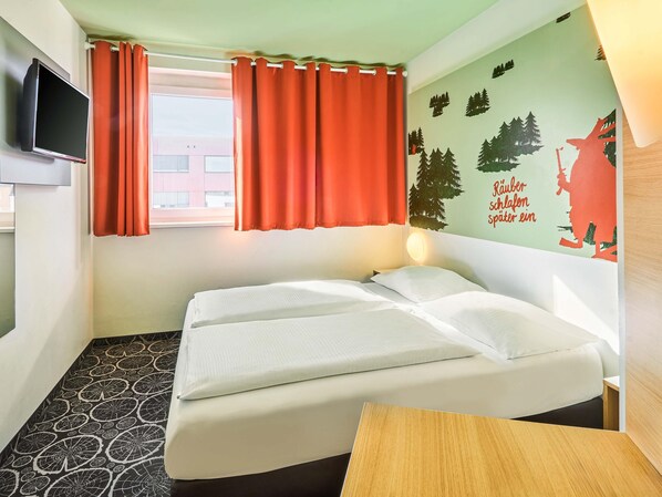 Escritorio, wifi gratis y ropa de cama