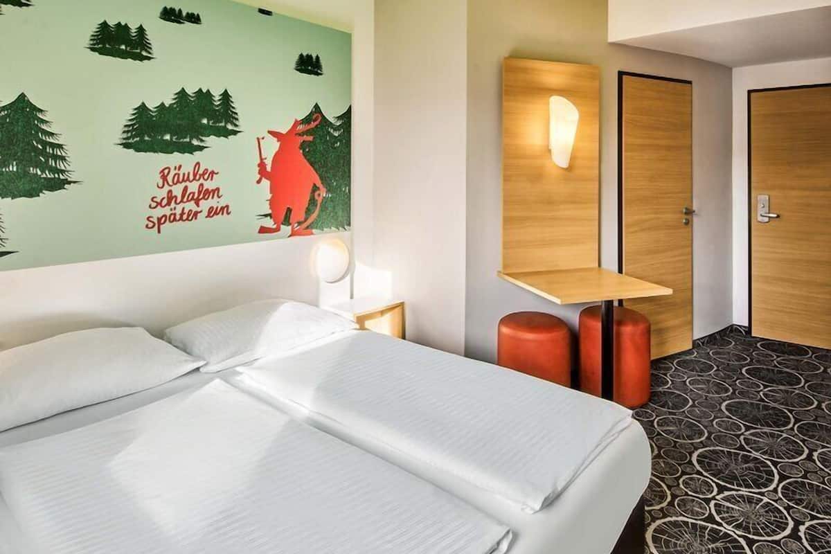 Double Room | Desk, WiFi (free), bed sheets