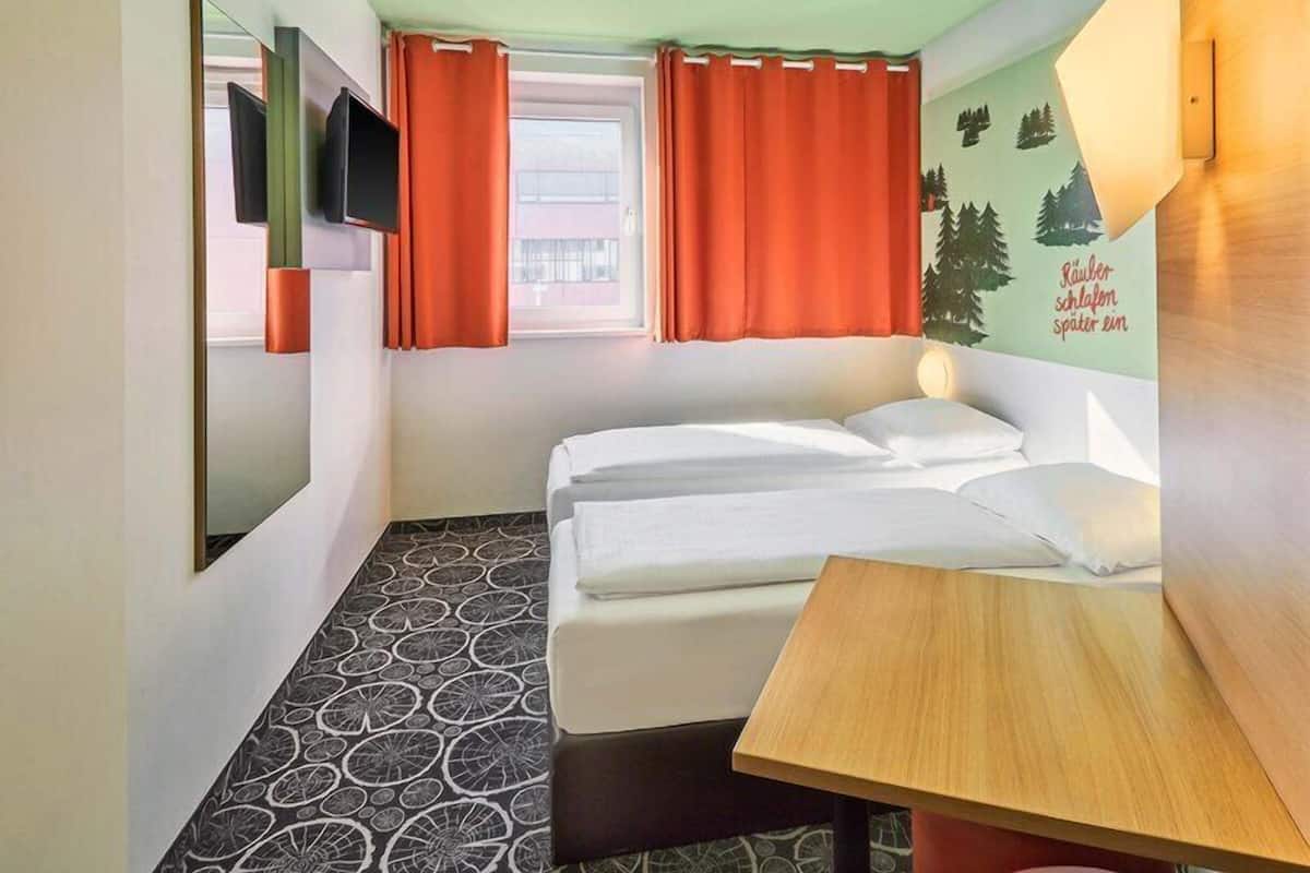 Twin Room | Desk, WiFi (free), bed sheets